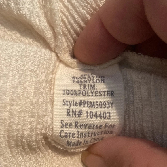 🎀 Soft beige romantic top 🎀
BIN # 1 - Picture 7 of 8